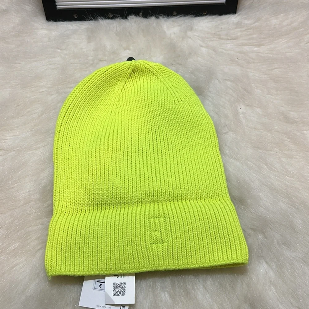 ZARA  Youth Neon Yellow Beanie Size 10-14 Years.